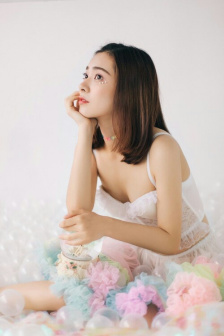 姬小满抹胸开襟开叉裙穿搭